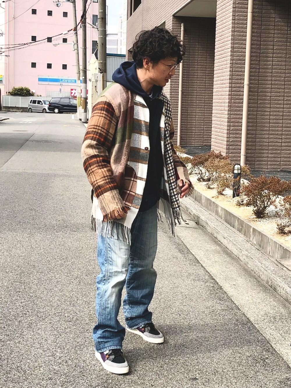 「オーバーサイズ、ゆるコーデ、古着MIX、カラーニット、レイヤードスタイル、カーディガン、冬コーデ、春コーデ、大人コーデ」｜「ChampionのChampion(チャンピオン) / ビッグシルエット スウェット プルオーバー パーカー（パーカー、ブルー系）」を使った、yosukeさん（メンズ・168cm）の冬コーディネートの2枚目の写真