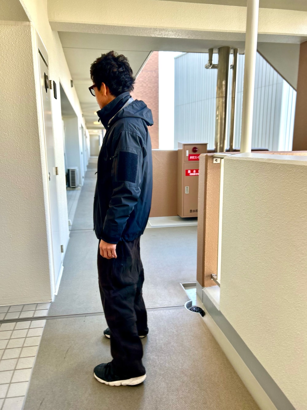 「冬コーデ、マウンテンパーカー、シェルジャケット、レイヤードスタイル、スポーツミックス、アウトドアスタイル、ワイドパンツ、モノトーン、ブラック」｜「MOUT RECON TAILORのアイテム（マウンテンパーカー、ブラック系）」を使った、yosukeさん（メンズ・168cm）の冬コーディネートの3枚目の写真