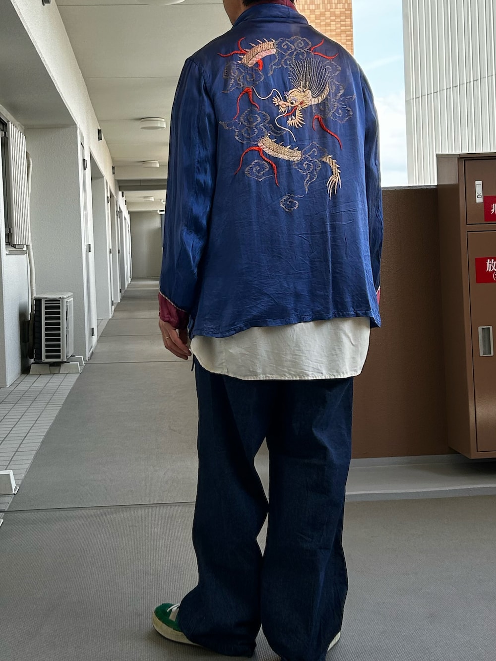 「レイヤードスタイル、春コーデ、スカジャン、スカシャツ、GU、古着MIX、プリントT、ワイドパンツ、白シャツ」｜「VINTAGEのアイテム（スカジャン、ブルー系）」を使った、yosukeさん（メンズ・168cm）の春コーディネートの3枚目の写真