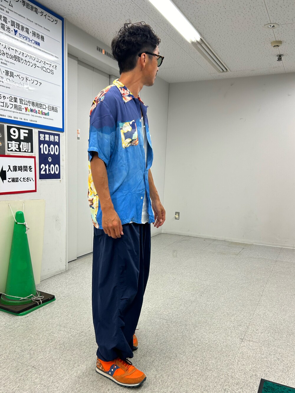 「夏コーデ、古着MIX、シャツスタイル、アロハシャツ、ワイドパンツ、ゆるコーデ、スポーツミックス、サングラス、柄シャツ」｜「MIHARAYASUHIROのアイテム（シャツ/ブラウス、ブルー系）」を使った、yosukeさん（メンズ・168cm）の夏コーディネートの2枚目の写真