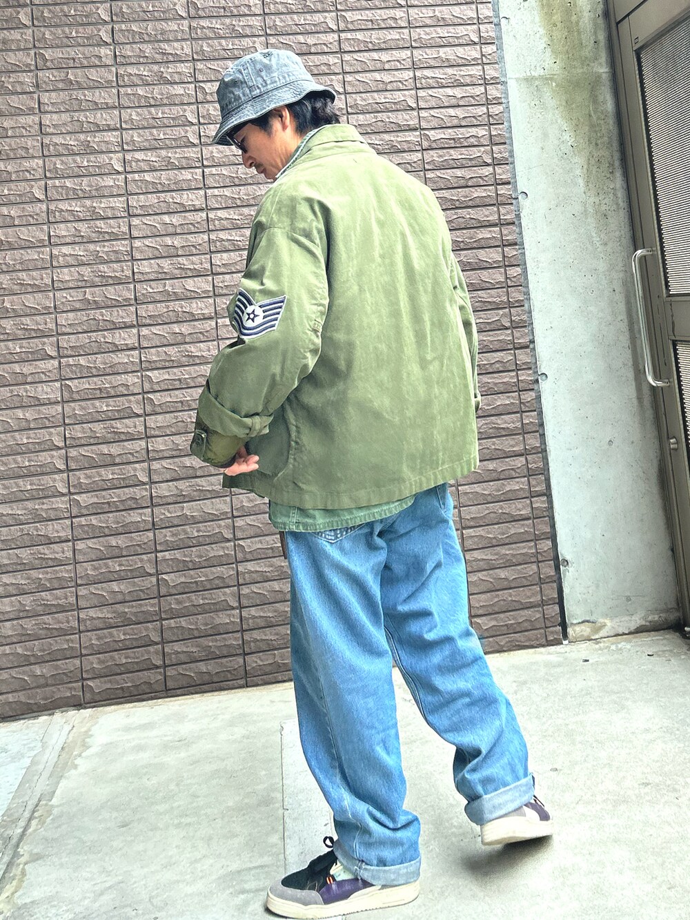 ブラウン系のスウェット、グリーン系のシャツ/ブラウス、グリーン系のカーディガン/ボレロを着用したメンズの春コーディネートの3枚目の写真