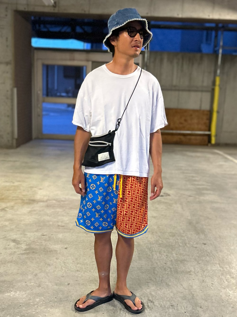 「夏コーデ、ゆるコーデ、リラックススタイル、海コーデ、バケットハット、総柄パンツ、ショートパンツ、ハーフパンツ」｜「UNIQLOのアイテム（ハット、ブルー系）」を使った、yosukeさん（メンズ・168cm）の夏コーディネートの2枚目の写真