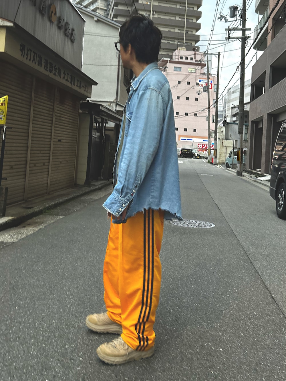 「アメカジ、デニムシャツ、春コーデ、初夏コーデ、スポーツミックス、トラックパンツ、ラフコーデ、ゆるコーデ、古着MIX、アディダスオリジナルス」｜「SEVEN BY SEVENの＜7×7＞REWORK WESTERN SHIRT/ｼｬﾂ.（シャツ/ブラウス、ブルー系）」を使った、yosukeさん（メンズ・168cm）の春コーディネートの2枚目の写真