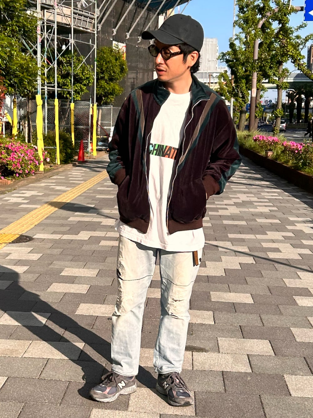 ブラウン系のその他アウター、ブルー系のデニムパンツ、グレー系のスニーカーを着用したメンズの春コーディネートの2枚目の写真