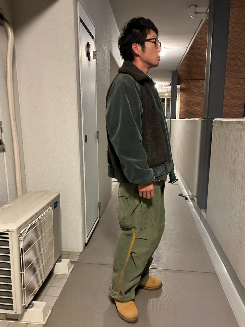 「冬コーデ、グリズリージャケット、ベアージャケット、古着MIX、カーゴパンツ、M-65、Timberland、ブーツ、ボアジャケット」｜「FILL THE BILLのアイテム（ムートンコート、グリーン系）」を使った、yosukeさん（メンズ・168cm）の冬コーディネートの3枚目の写真