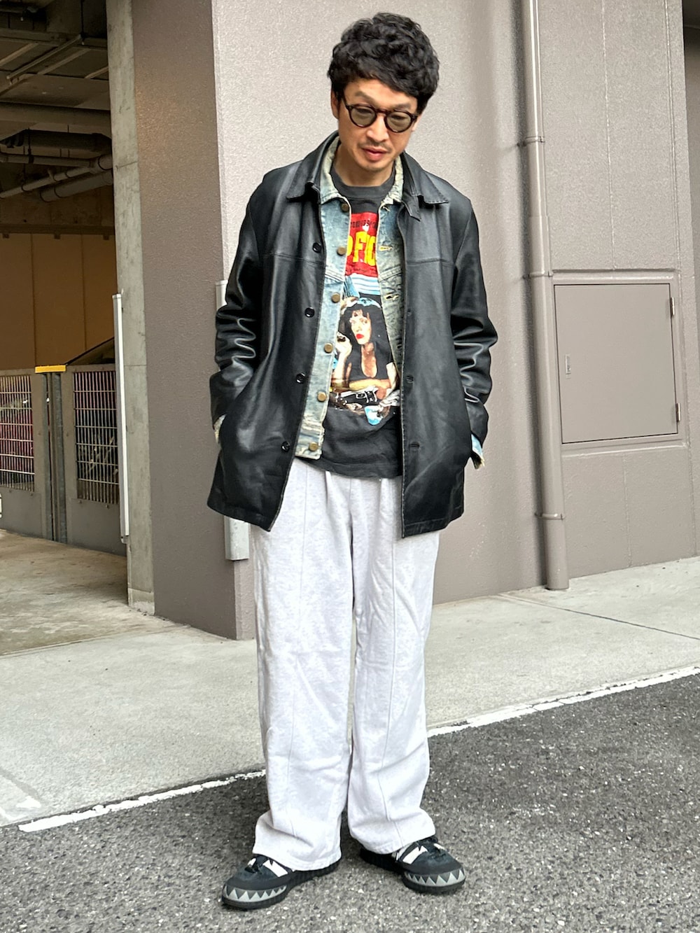 「冬アウター、レザージャケット、冬コーデ、レイヤードスタイル、デニムジャケット、スウェットパンツ、ワイドパンツ、サングラス、カーコート」｜「VINTAGEのアイテム（カバーオール、ブラック系）」を使った、yosukeさん（メンズ・168cm）の冬コーディネートの2枚目の写真