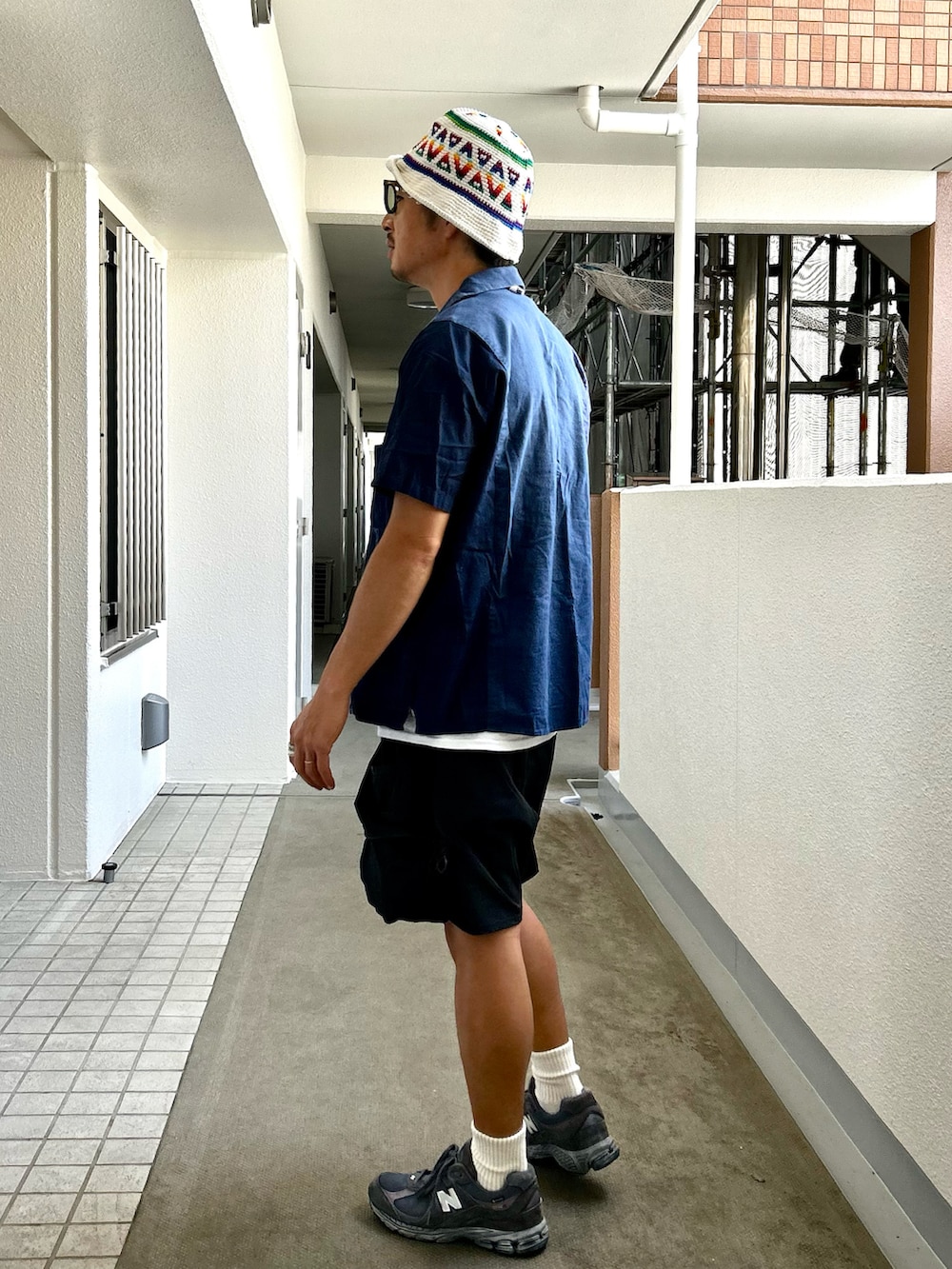 「夏コーデ、オープンカラーシャツ、シャツスタイル、ハーフパンツ、ショートパンツ、バケットハット、ニットハット、ニューバランス」｜「el mareのアイテム（ハット、ホワイト系）」を使った、yosukeさん（メンズ・168cm）の秋コーディネートの2枚目の写真