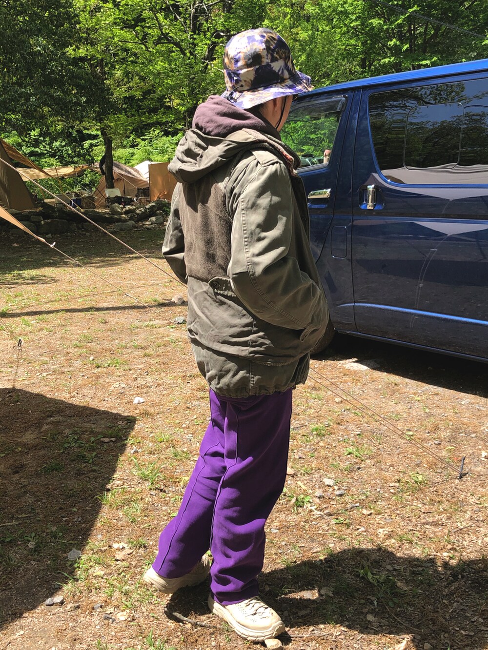 「キャンプ、アウトドアスタイル、ラフ、古着、スウェットパンツ、アウトドアコーデ、レイヤードスタイル、ミリタリー、バケットハット」｜「masterkeyのアイテム（ベスト、グリーン系）」を使った、yosukeさん（メンズ・168cm）の春コーディネートの3枚目の写真
