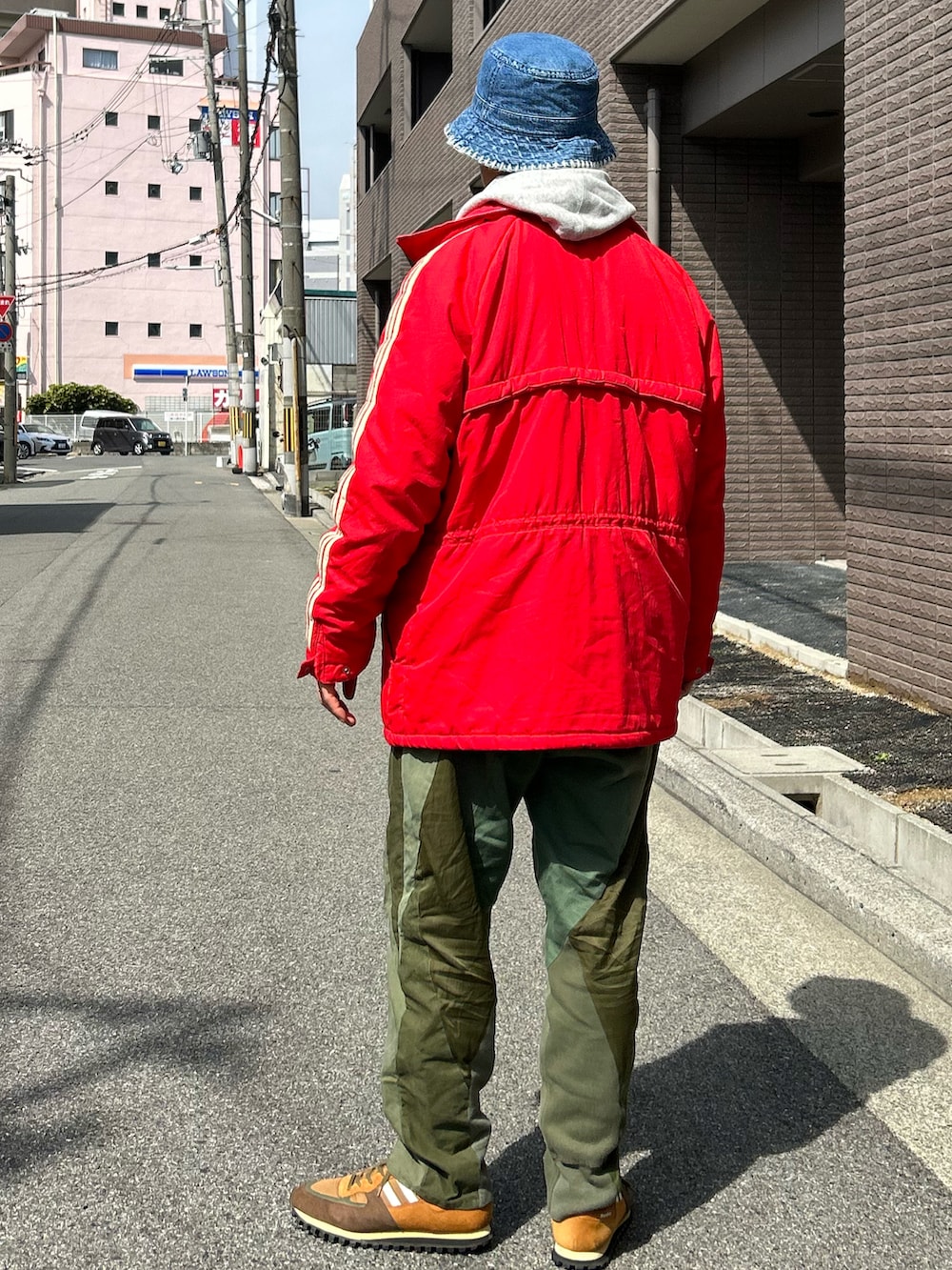「春服コーデ、キャンプ、レイヤードスタイル、ダウンジャケット、古着コーデ、古着MIX、vintage、トラックパンツ、リメイク、UNIQLO、ナイロンジャケット」｜「UNIQLOのアイテム（ハット、ブルー系）」を使った、yosukeさん（メンズ・168cm）の春コーディネートの4枚目の写真
