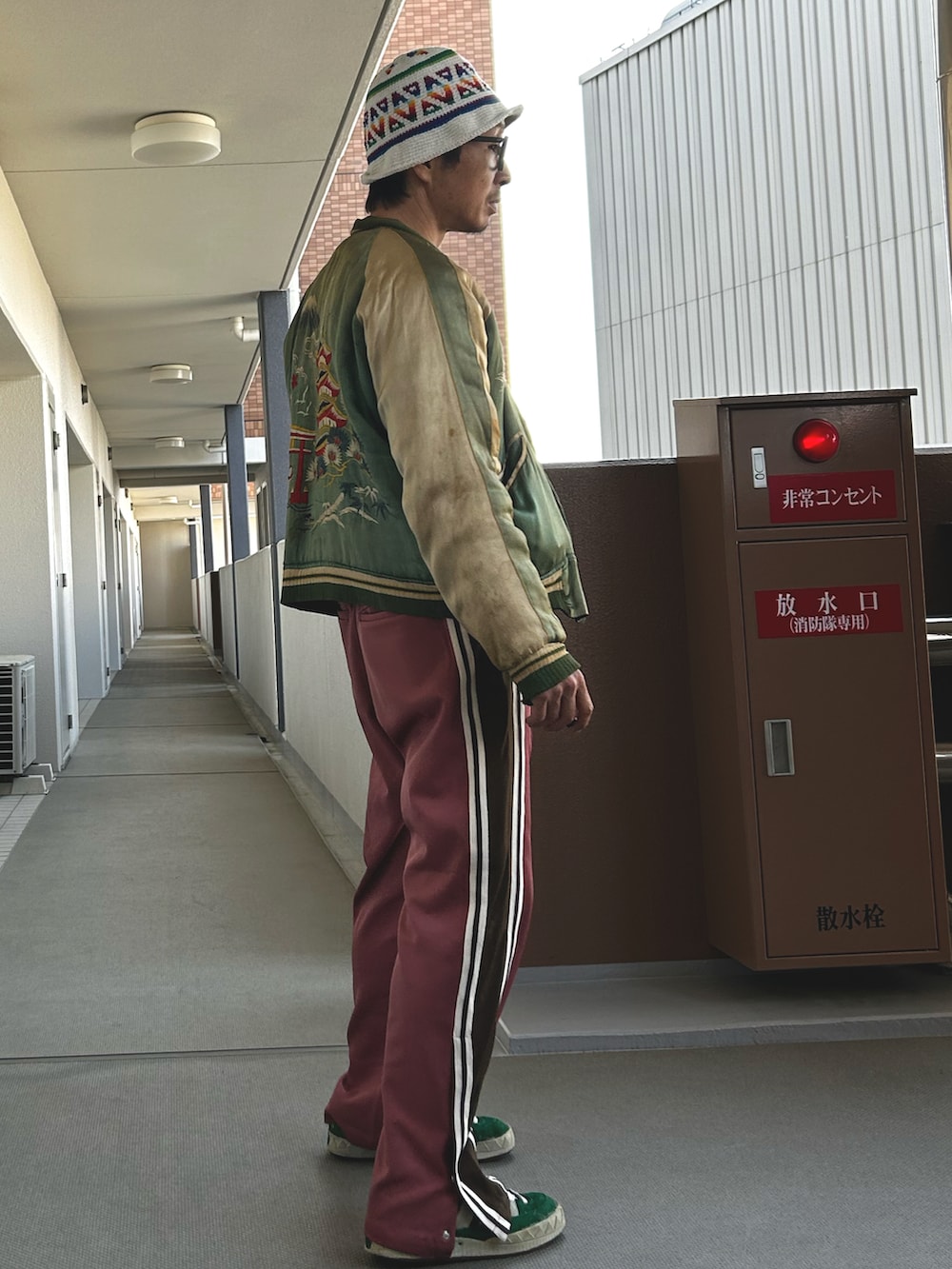 「古着MIX、スカジャン、春コーデ、カラーコーデ、スポーツミックス、トラックパンツ、バケットハット、プリントT、vintage」｜「VINTAGEのアイテム（スカジャン、グリーン系）」を使った、yosukeさん（メンズ・168cm）の春コーディネートの2枚目の写真