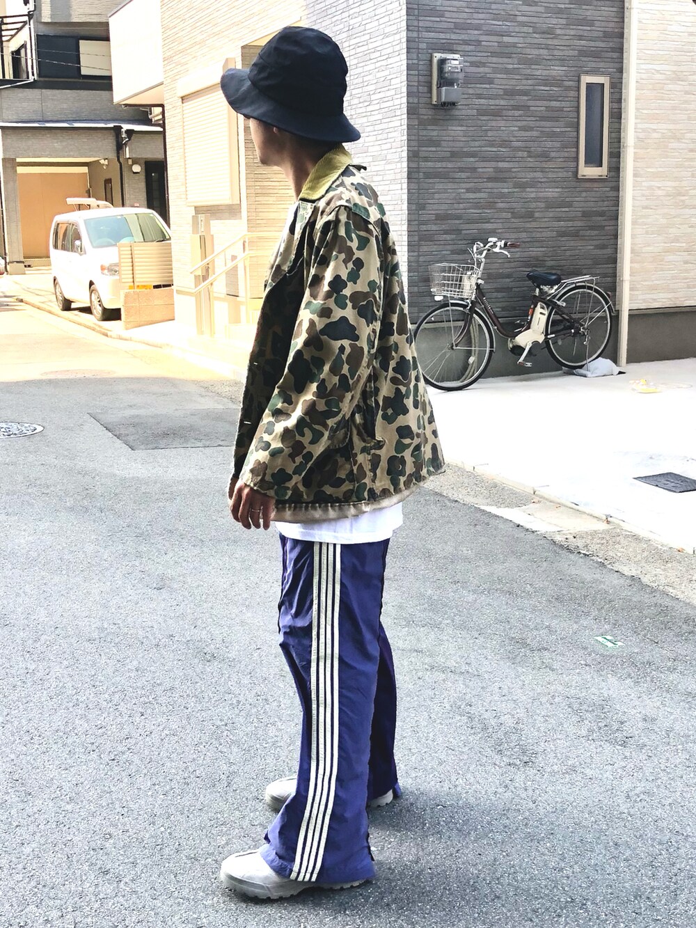 「ゆるコーデ、ビッグシルエット、キャンプ、アウトドアスタイル、トラックパンツ、ハンティングジャケット、フォトT、プリントT、LEON」｜「Nine TailorのNine Tailor Cashmere Hat (N-W10-04)（ハット、ブラック系）」を使った、yosukeさん（メンズ・168cm）の夏コーディネートの2枚目の写真