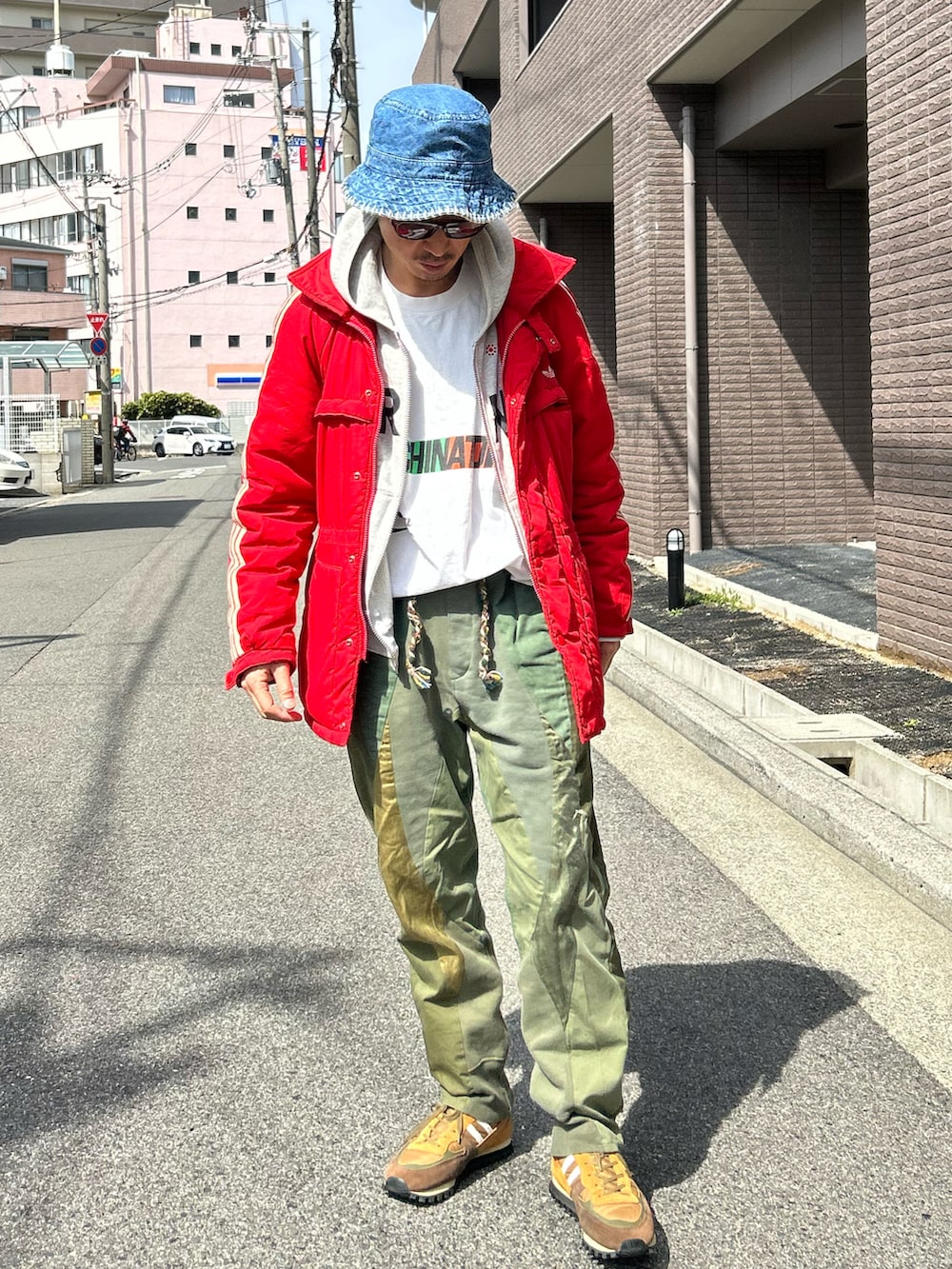 「春服コーデ、キャンプ、レイヤードスタイル、ダウンジャケット、古着コーデ、古着MIX、vintage、トラックパンツ、リメイク、UNIQLO、ナイロンジャケット」｜「UNIQLOのアイテム（ハット、ブルー系）」を使った、yosukeさん（メンズ・168cm）の春コーディネートの2枚目の写真