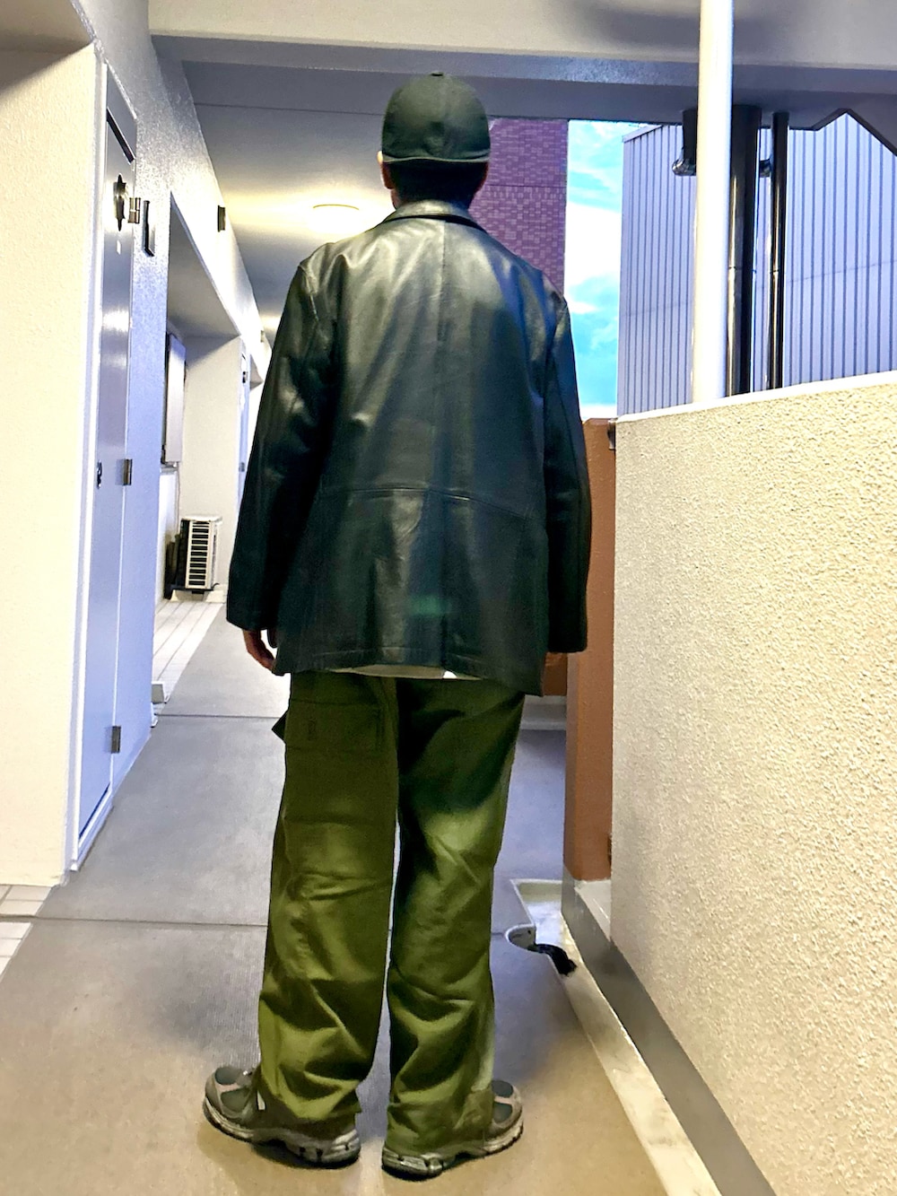 「古着MIX、レザージャケット、カーコート、ワイドパンツ、ミリタリーパンツ、春コーデ、ベースボールシャツ、ベースボールキャップ、メガネ男子、レイヤードスタイル」｜「Mighty ShineのBRIDGE CAP  / Mighty Shine ブリッジキャップ / MSC-003-2（キャップ、ブラック系）」を使った、yosukeさん（メンズ・168cm）の春コーディネートの3枚目の写真