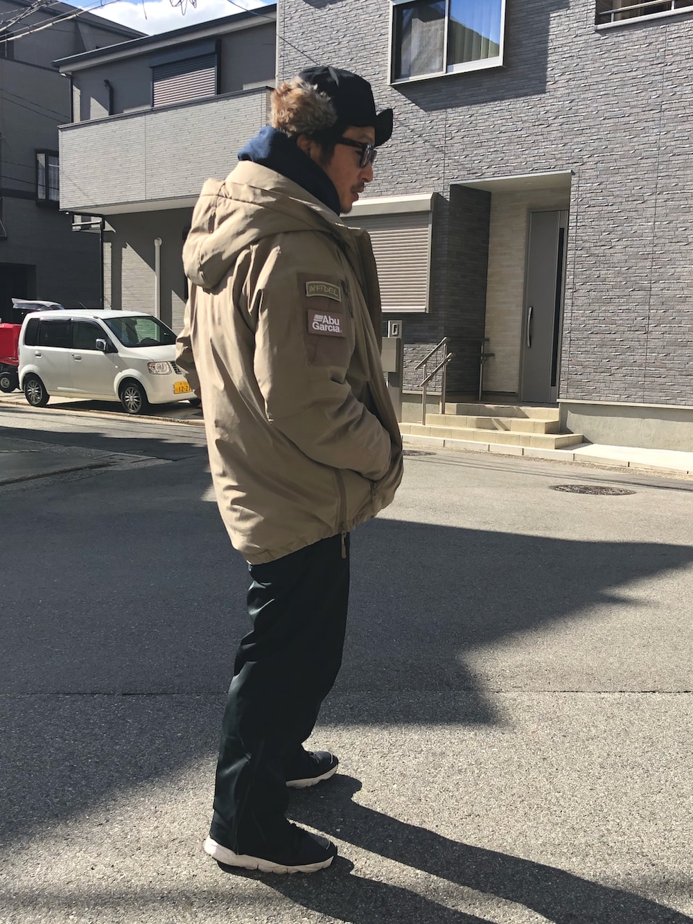 「冬コーデ、レイヤードスタイル、ベスト×パーカー、ベスト、アウトドアスタイル、ゆるコーデ、フライトキャップ、大人カジュアル」｜「ABU GARCIAのAbu Garcia × is-ness/アブガルシア×イズネス　CLOUD PADDING JACKET クラウドパディングジャケット（ダウンジャケット/コート、ベージュ系）」を使った、yosukeさん（メンズ・168cm）の冬コーディネートの2枚目の写真
