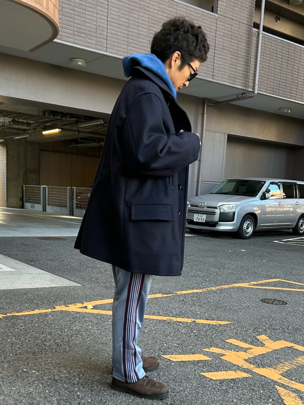 「冬コーデ、ピーコート、レイヤードスタイル、トラックパンツ、きれいめカジュアル、スポーツミックス、大人カジュアル、冬アウター、ナイロンジャケット、めがね」｜「Ets.MATERIAUXのアイテム（ピーコート、ブルー系）」を使った、yosukeさん（メンズ・168cm）の冬コーディネートの2枚目の写真