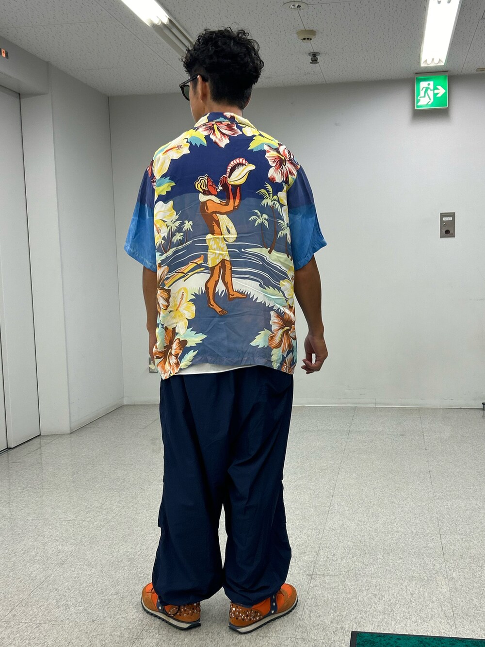「夏コーデ、古着MIX、シャツスタイル、アロハシャツ、ワイドパンツ、ゆるコーデ、スポーツミックス、サングラス、柄シャツ」｜「MIHARAYASUHIROのアイテム（シャツ/ブラウス、ブルー系）」を使った、yosukeさん（メンズ・168cm）の夏コーディネートの3枚目の写真