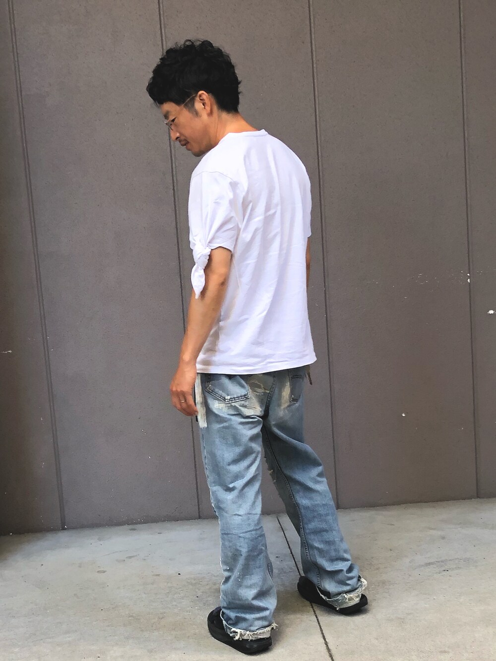 「Tシャツ、夏コーデ、シンプルコーデ、白Tシャツ、アメカジ、デニム、メガネ男子、厚底サンダル、古着MIX」｜「JW AndersonのJ.W.ANDERSON T-shirts（Tシャツ/カットソー、ホワイト系）」を使った、yosukeさん（メンズ・168cm）の夏コーディネートの3枚目の写真