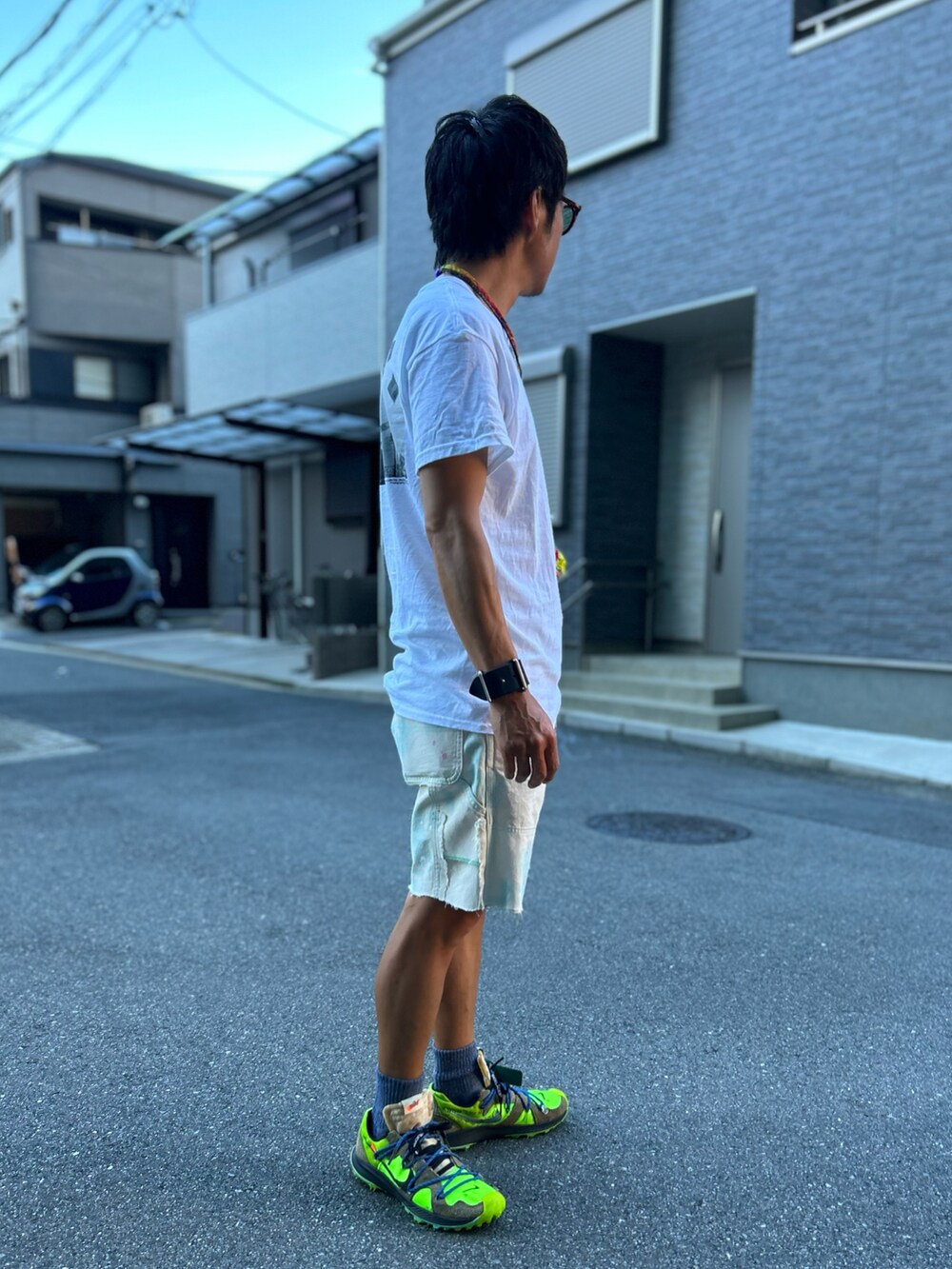 ホワイト系のTシャツ/カットソー、ホワイト系のその他パンツ、グリーン系のスニーカーを着用したメンズの夏コーディネートの2枚目の写真