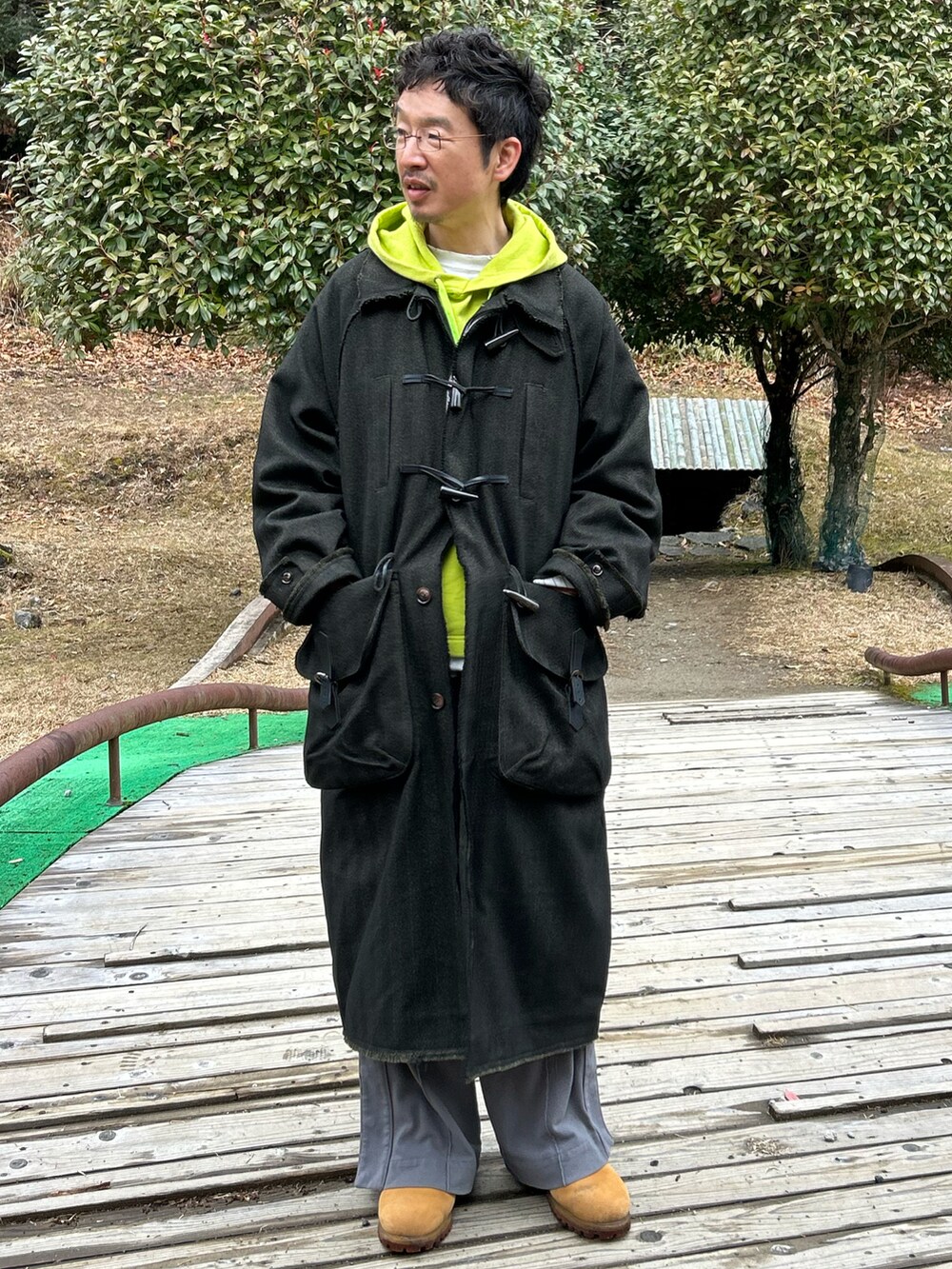 「レイヤードスタイル、トラックパンツ、メガネ男子、冬コーデ、コート、ネオンカラー、大人カジュアル、ジャージ、ティンバーランド」｜「kooiのアイテム（ダッフルコート、ブラック系）」を使った、yosukeさん（メンズ・168cm）の冬コーディネートの3枚目の写真