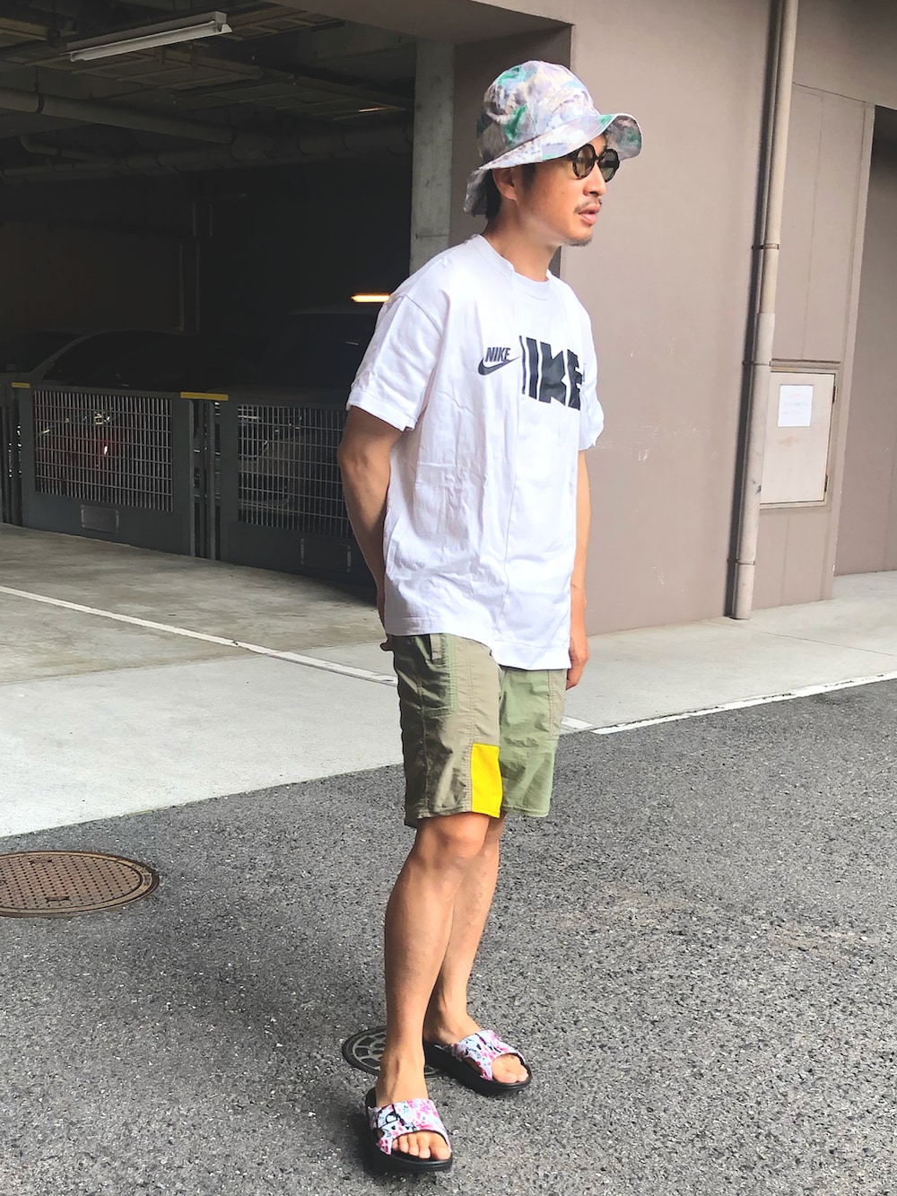 「夏コーデ、海、アウトドアスタイル、リカバリーサンダル、スイムショーツ、サーフショーツ、リラックススタイル」｜「Sacaiのアイテム（Tシャツ/カットソー、ホワイト系）」を使った、yosukeさん（メンズ・168cm）の夏コーディネートの2枚目の写真