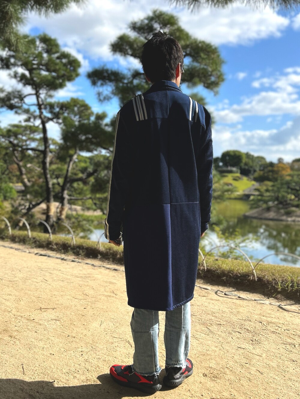「重ね着ベストシーズン、秋コーデ、ガウンコート、柄シャツ、レイヤードスタイル、リメイク、サングラス、オトナカジュアル」｜「TALKING ABOUT THE ABSTRACTIONのアイテム（ジャケット/アウター、ブルー系）」を使った、yosukeさん（メンズ・168cm）の秋コーディネートの3枚目の写真
