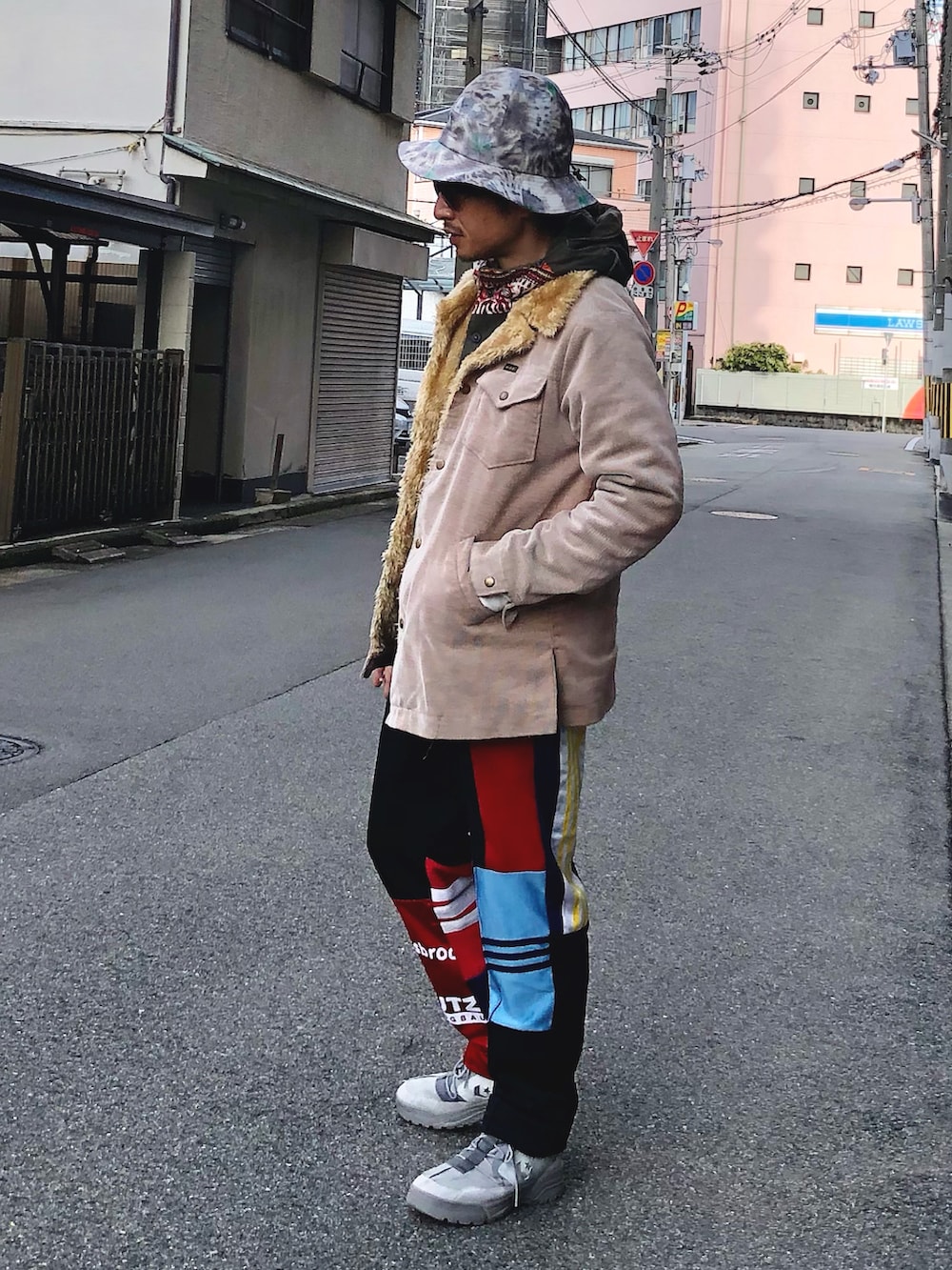 「キャンプ、キャンプスタイル、ボアジャケット、ランチジャケット、トラックパンツ、ベスト、アウトドアスタイル、リメイク」｜「masterkeyのアイテム（ベスト、グリーン系）」を使った、yosukeさん（メンズ・168cm）の春コーディネートの2枚目の写真