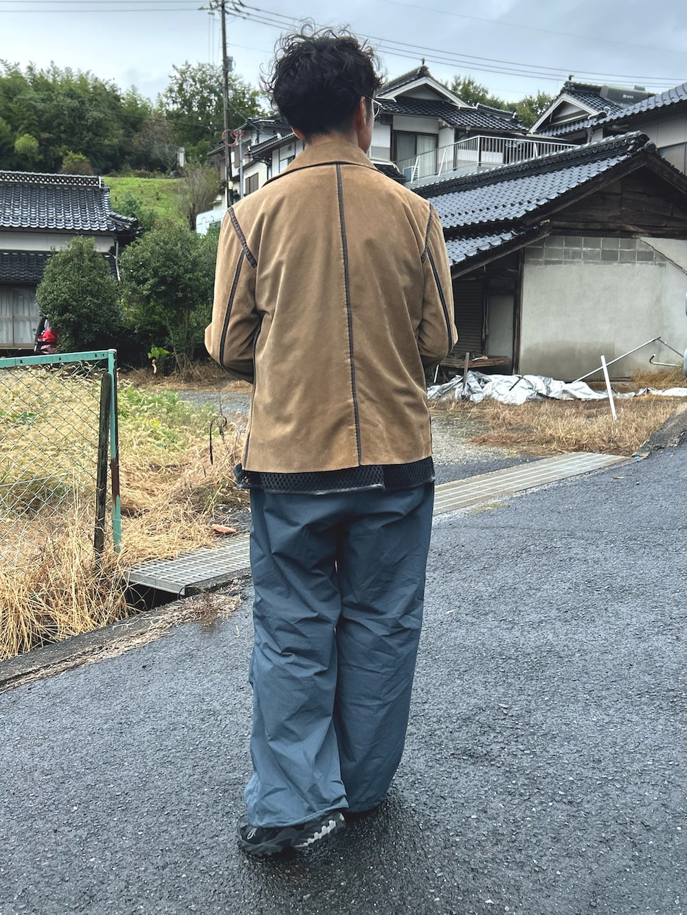「レイヤードスタイル、古着MIX、レザー、ライダース、スウェード、バギーパンツ、ワイドパンツ、秋コーデ、ゆるコーデ」｜「HAUTEのアイテム（ライダースジャケット、ベージュ系）」を使った、yosukeさん（メンズ・168cm）の秋コーディネートの4枚目の写真