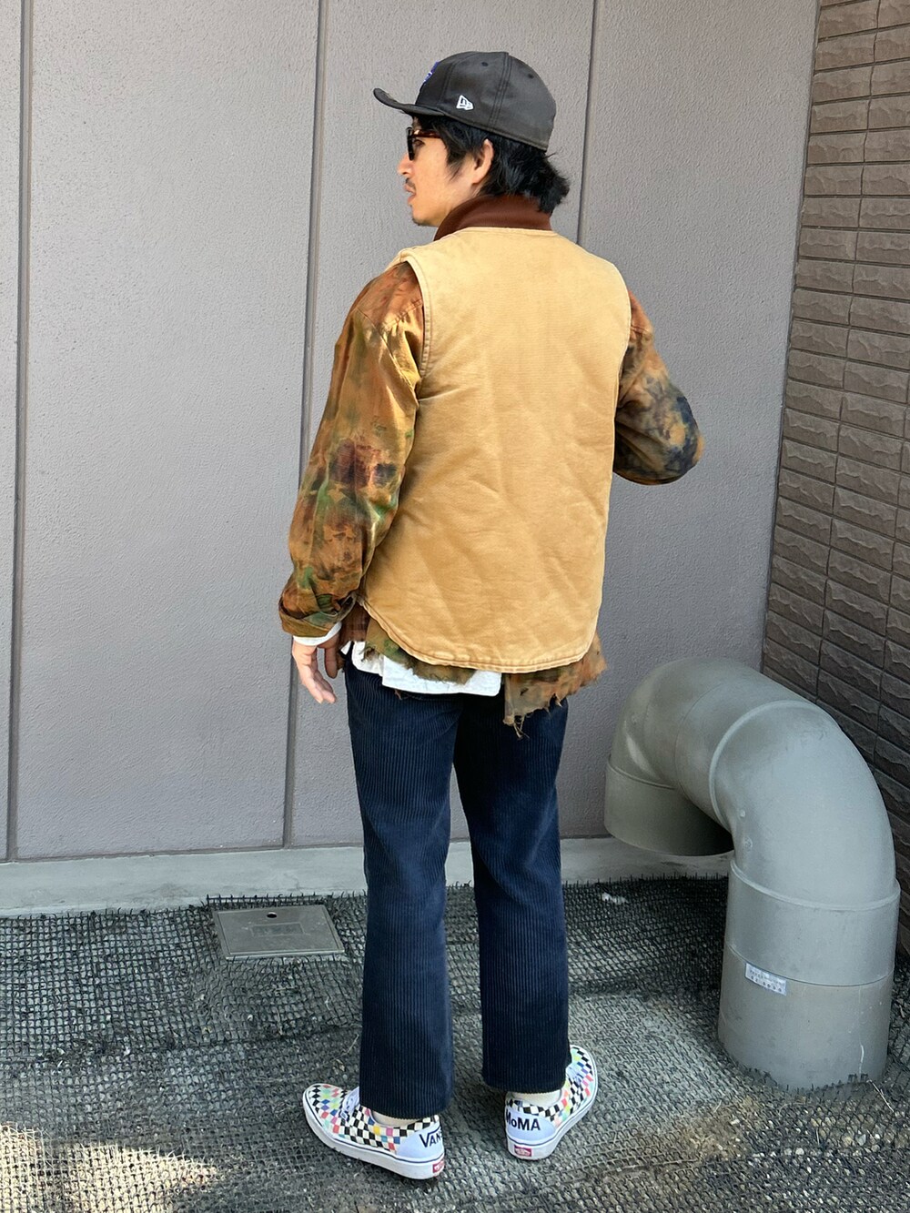 「春、春コーデ、大人カジュアル、ベスト、アメカジ、タイダイ柄、リメイク、ラフコーデ」｜「JOURNAL STANDARD J.S HOMESTEADのアイテム（シャツ/ブラウス、ブラウン系）」を使った、yosukeさん（メンズ・168cm）の春コーディネートの3枚目の写真