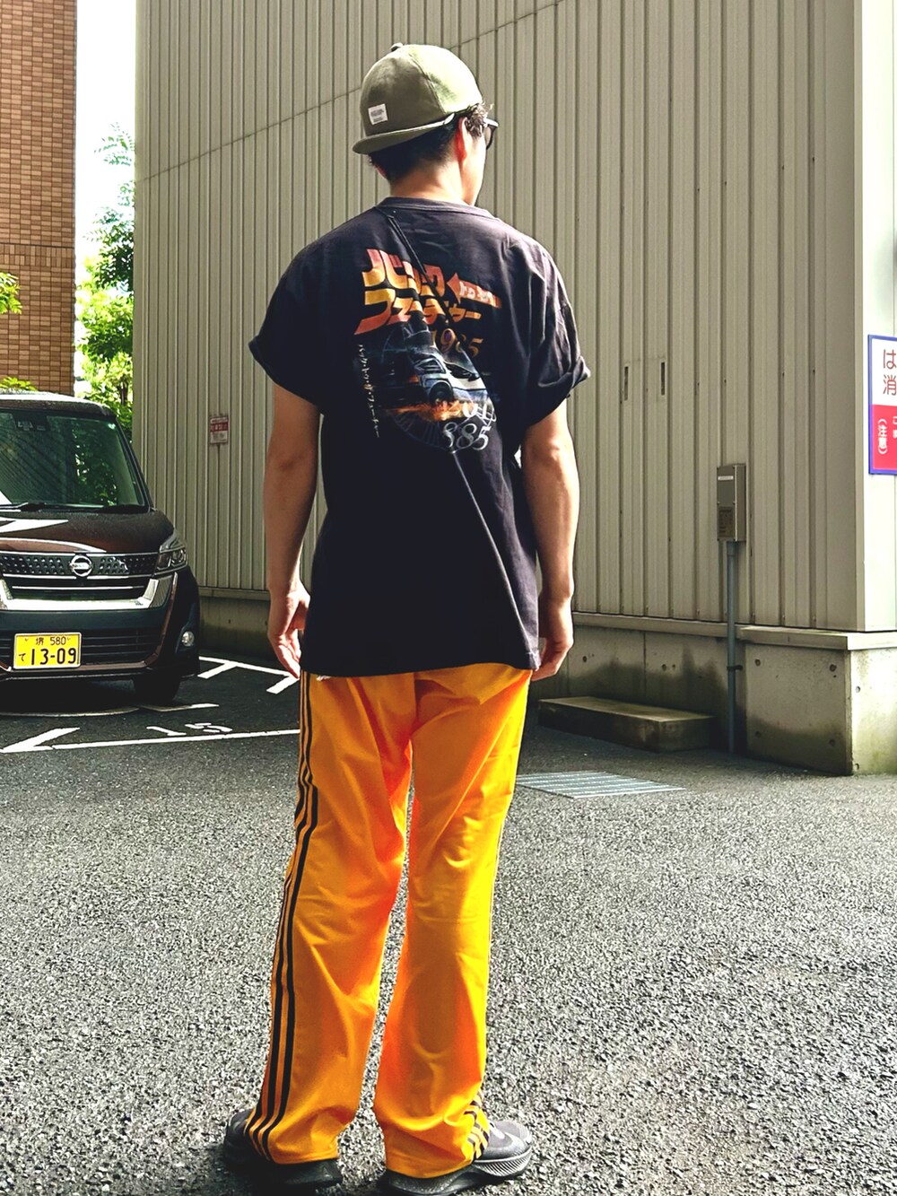 「夏だ！Tシャツ着よう！、フェスコーデ、夏、トラックパンツ、アディダスオリジナルス、メッシュキャップ、スポーツミックス、夏コーデ、スキニー」｜「BAITのBAIT ベイト【2008-BTF】BACKTOTHEFUTURE JP TITLE TEE 206-BTF-TEE-002（Tシャツ/カットソー、ブラック系）」を使った、yosukeさん（メンズ・168cm）の夏コーディネートの3枚目の写真