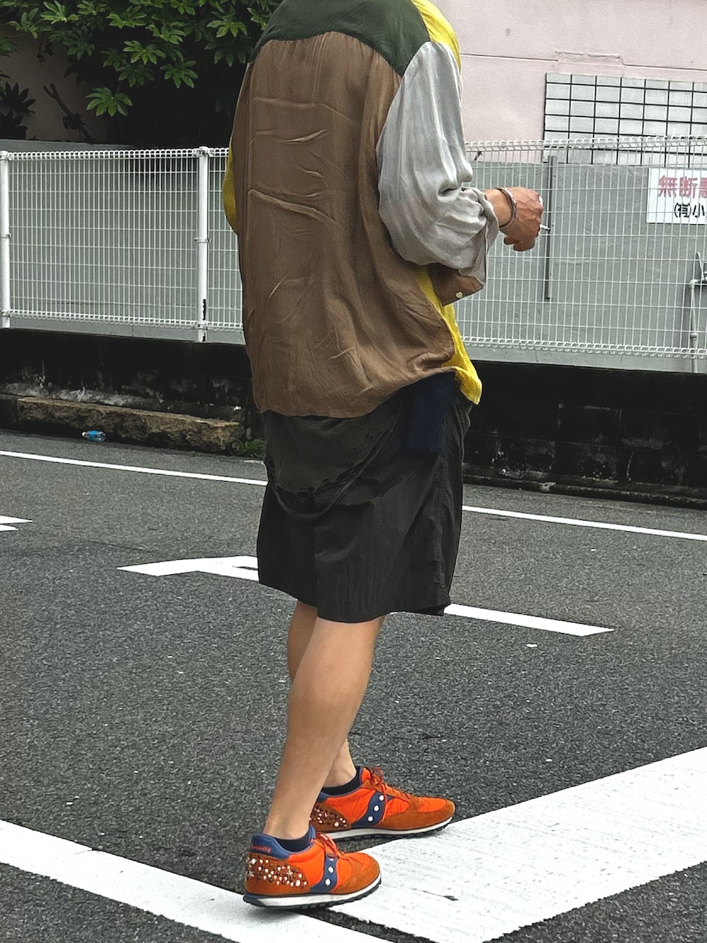 「柄シャツ、レイヤードスタイル、夏コーデ、ダメージ、クレイジーパターン、オープンカラーシャツ、ハーフパンツ、初夏コーデ、ショートパンツ、ゆるコーデ」｜「udaのアイテム（パンツ、ブラック系）」を使った、yosukeさん（メンズ・168cm）の夏コーディネートの2枚目の写真