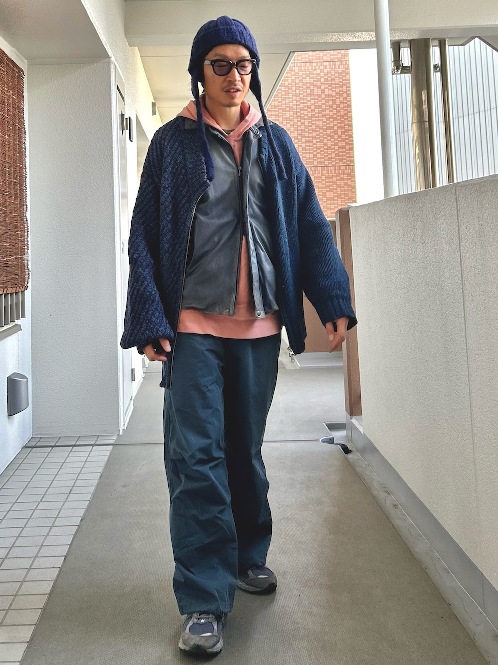 「真冬のあったかスタイル、冬コーデ、レイヤードスタイル、カーディガン、レザージャケット、ワイドパンツ、サングラス、大人カジュアル、ブルー、ニューバランス」｜「UNE MANSIONのフライトキャップ/ニット耳あて帽子（ニットキャップ/ビーニー、ブルー系）」を使った、yosukeさん（メンズ・168cm）の冬コーディネートの2枚目の写真