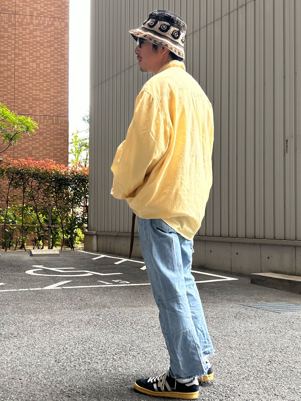 「リラックススタイル、春コーデ、春夏コーデ、イエロー、オーバーサイズ、ビッグシャツ、古着MIX、バケットハット、シンプルスタイル」｜「VINTAGEのアイテム（シャツ/ブラウス、イエロー系）」を使った、yosukeさん（メンズ・168cm）の春コーディネートの3枚目の写真