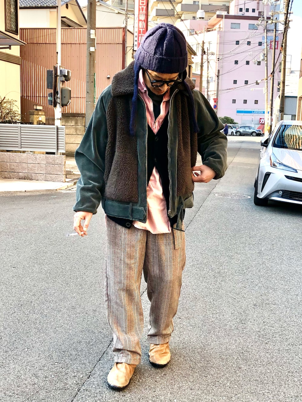 「レイヤードスタイル、ボアジャケット、グリズリージャケット、冬コーデ、ニット帽、コーデュロイ、チェックパンツ、カーディガン、古着MIX、ゆるコーデ」｜「FILL THE BILLのアイテム（ムートンコート、グリーン系）」を使った、yosukeさん（メンズ・168cm）の冬コーディネートの2枚目の写真