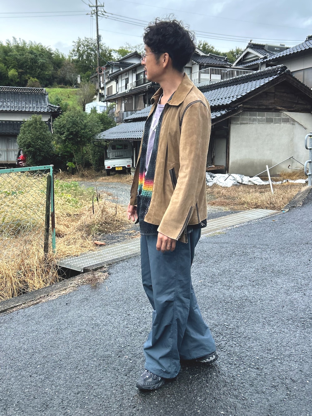 「レイヤードスタイル、古着MIX、レザー、ライダース、スウェード、バギーパンツ、ワイドパンツ、秋コーデ、ゆるコーデ」｜「HAUTEのアイテム（ライダースジャケット、ベージュ系）」を使った、yosukeさん（メンズ・168cm）の秋コーディネートの3枚目の写真