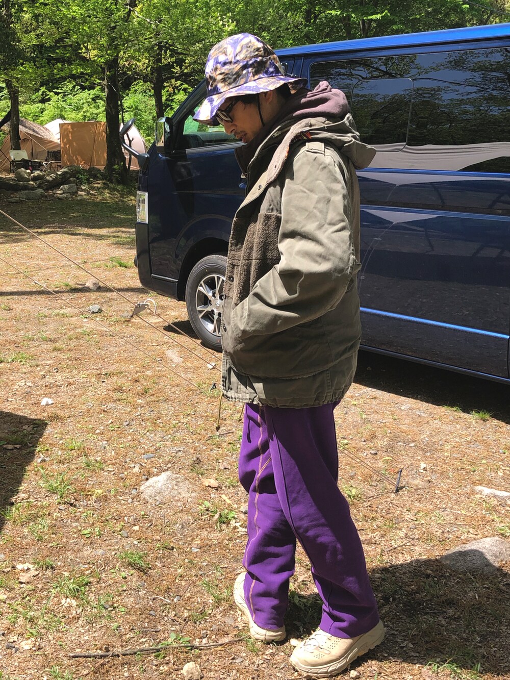 「キャンプ、アウトドアスタイル、ラフ、古着、スウェットパンツ、アウトドアコーデ、レイヤードスタイル、ミリタリー、バケットハット」｜「masterkeyのアイテム（ベスト、グリーン系）」を使った、yosukeさん（メンズ・168cm）の春コーディネートの2枚目の写真