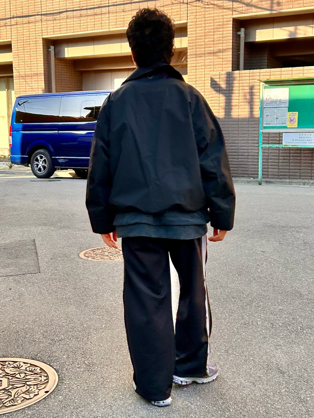 「春コーデ、ワントーンコーデ、ブラックコーデ、トラックパンツ、フィッシングジャケット、ニューバランス、いまどきジャケット写真、スポーツミックス」｜「CMF OUTDOOR GARMENTのCOMFY OUTDOOR GARMENT(コンフィアウトドアガーメント) 　GUM FISHING JKT（ブルゾン、ブラック系）」を使った、yosukeさん（メンズ・168cm）の春コーディネートの3枚目の写真
