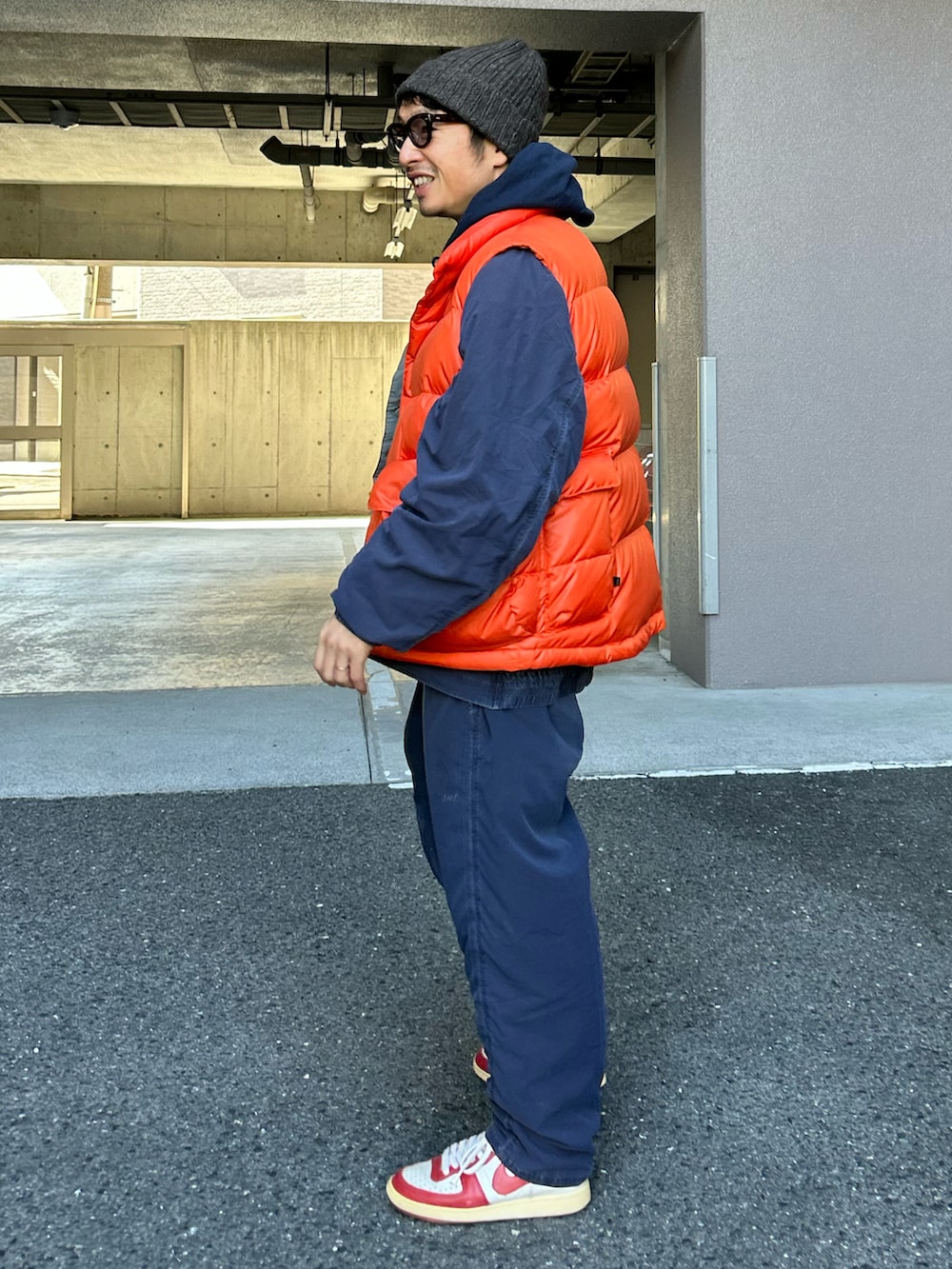 「レイヤードスタイル、ダウンベスト、冬コーデ、冬、スポーツミックス、セットアップ、アウトドアスタイル、ブルー、差し色コーデ、ストリートMIX」｜「DAIWA PIER39のDAIWA PIER39 TECH BACKPACKER DOWN VEST ダイワ ピア39 ダウン ベスト（ダウンベスト、オレンジ系）」を使った、yosukeさん（メンズ・168cm）の冬コーディネートの2枚目の写真