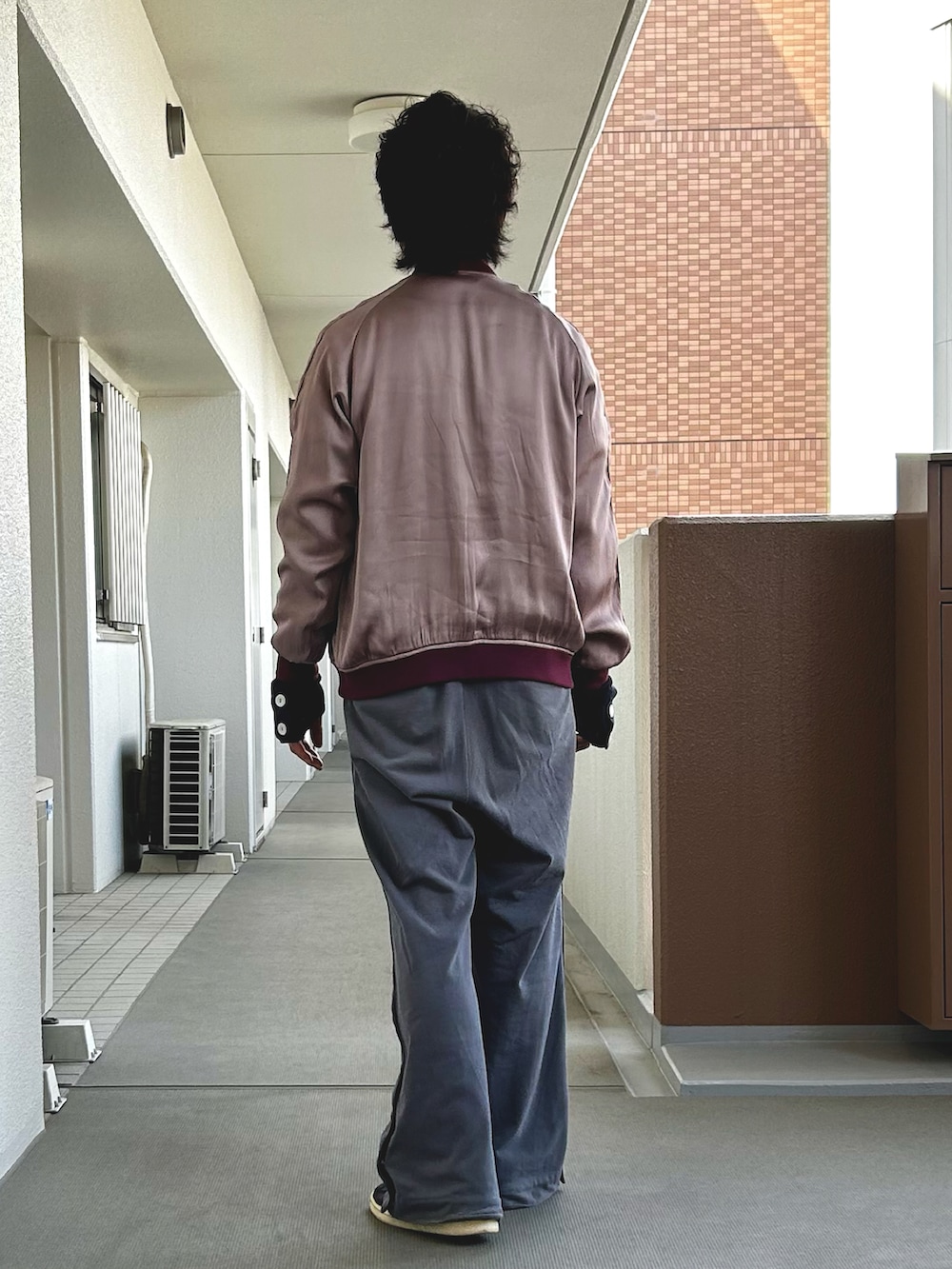 「春めき満開コーデ、スカジャン、レイヤードスタイル、カーディガン、サテンブルゾン、春コーデ、古着MIX、ナイロンジャケット、トラックパンツ、アディダスオリジナルス」｜「paul harndenのアイテム（カーディガン/ボレロ、ブルー系）」を使った、yosukeさん（メンズ・168cm）の春コーディネートの3枚目の写真