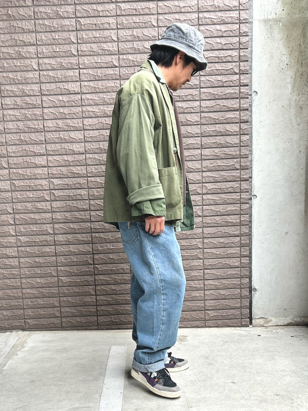 ブラウン系のスウェット、グリーン系のシャツ/ブラウス、グリーン系のカーディガン/ボレロを着用したメンズの春コーディネートの2枚目の写真