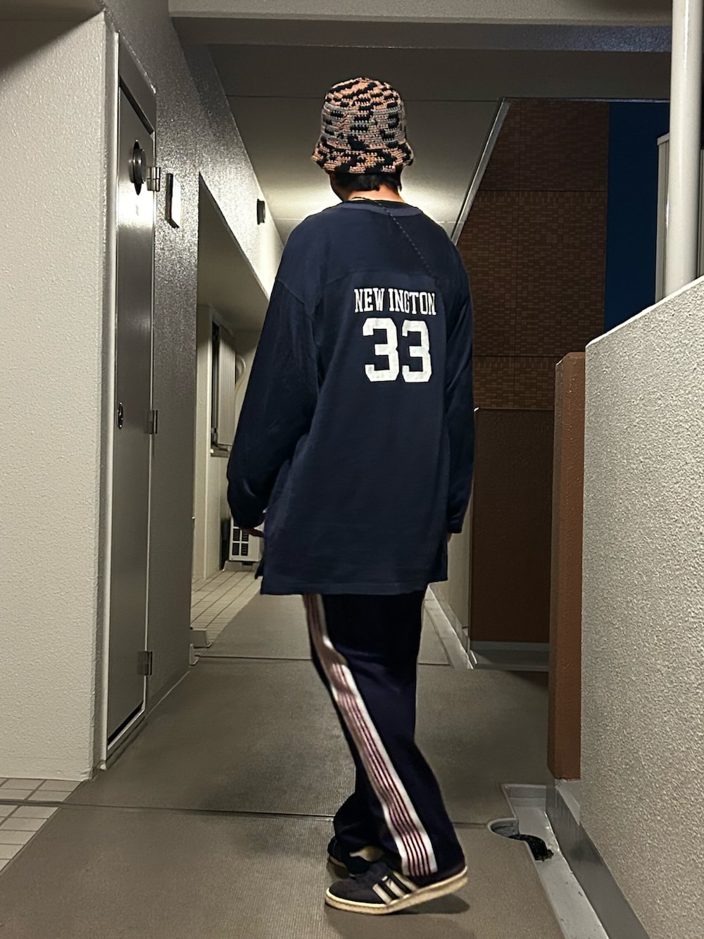 「スポーツミックス、春コーデ、トラックパンツ、ナンバリング、ナンバリングT、フットボールTシャツ、バケットハット、めがね」｜「JOURNAL STANDARDの【MASON/メイソン】フットボールTシャツ（Tシャツ/カットソー、ブルー系）」を使った、yosukeさん（メンズ・168cm）の夏コーディネートの2枚目の写真