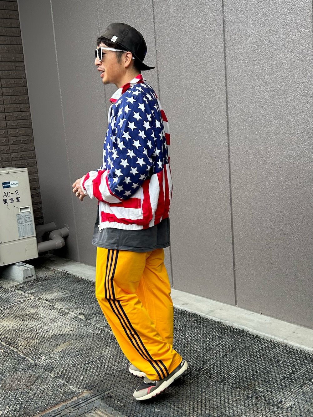 「レイヤードスタイル、スポーツミックス、秋コーデ、カラーコーデ、キャンプ、星条旗、トラックパンツ、古着MIX、キャラT、柄シャツ、AKIRA」｜「VINTAGEの【ヴィンテージ古着】90's Carabella "Budweiser" コットンジャケット（ブルゾン、レッド系）」を使った、yosukeさん（メンズ・168cm）の秋コーディネートの3枚目の写真