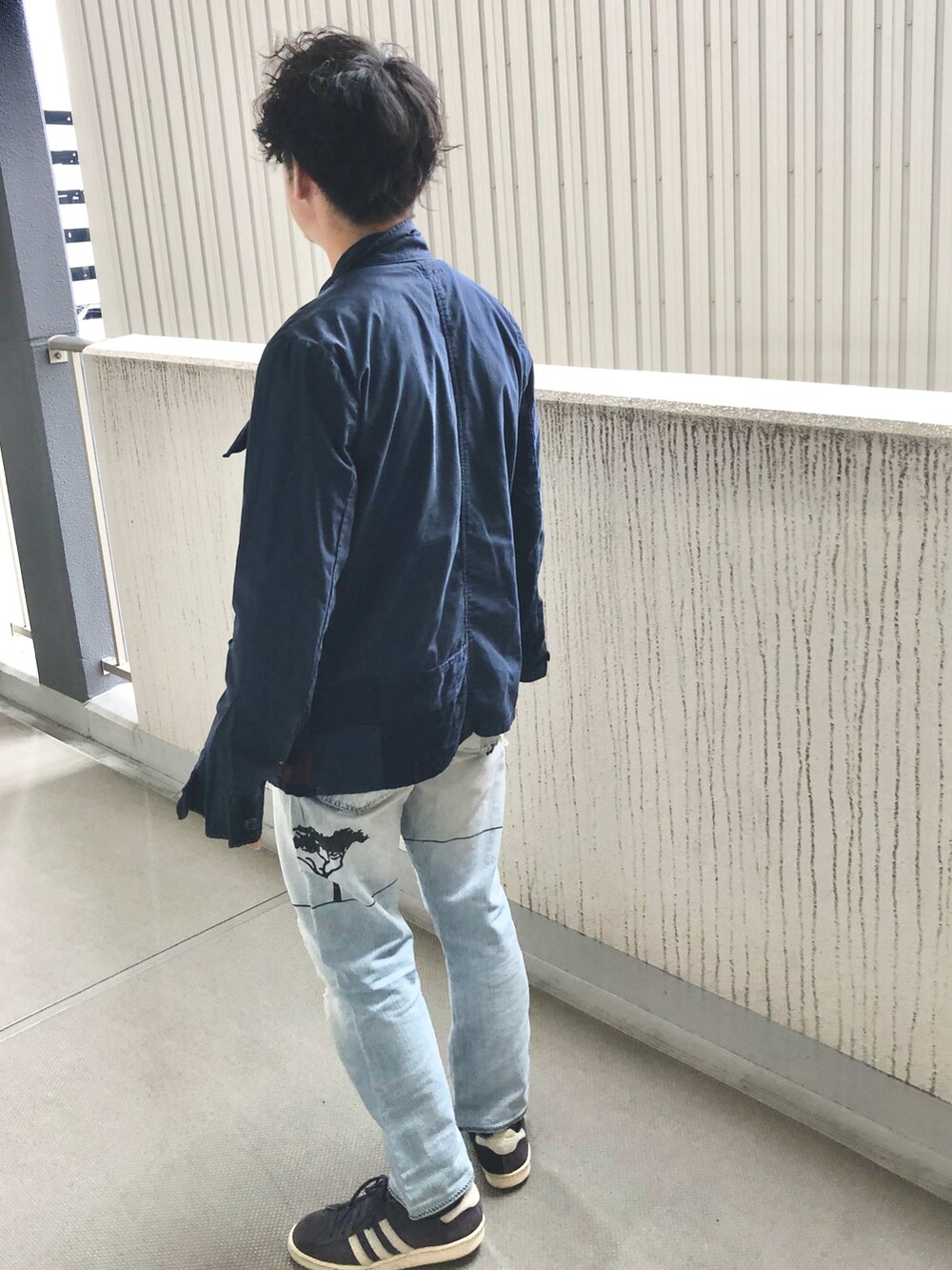 「休日スタイル、大人コーデ、春コーデ、ジャングルファティーグ、白Tシャツ、ミリタリー、リメイク、古着MIX、デニムっていいよね」｜「プロジェクトアラバマのアイテム（Tシャツ/カットソー、ホワイト系）」を使った、yosukeさん（メンズ・168cm）の春コーディネートの3枚目の写真