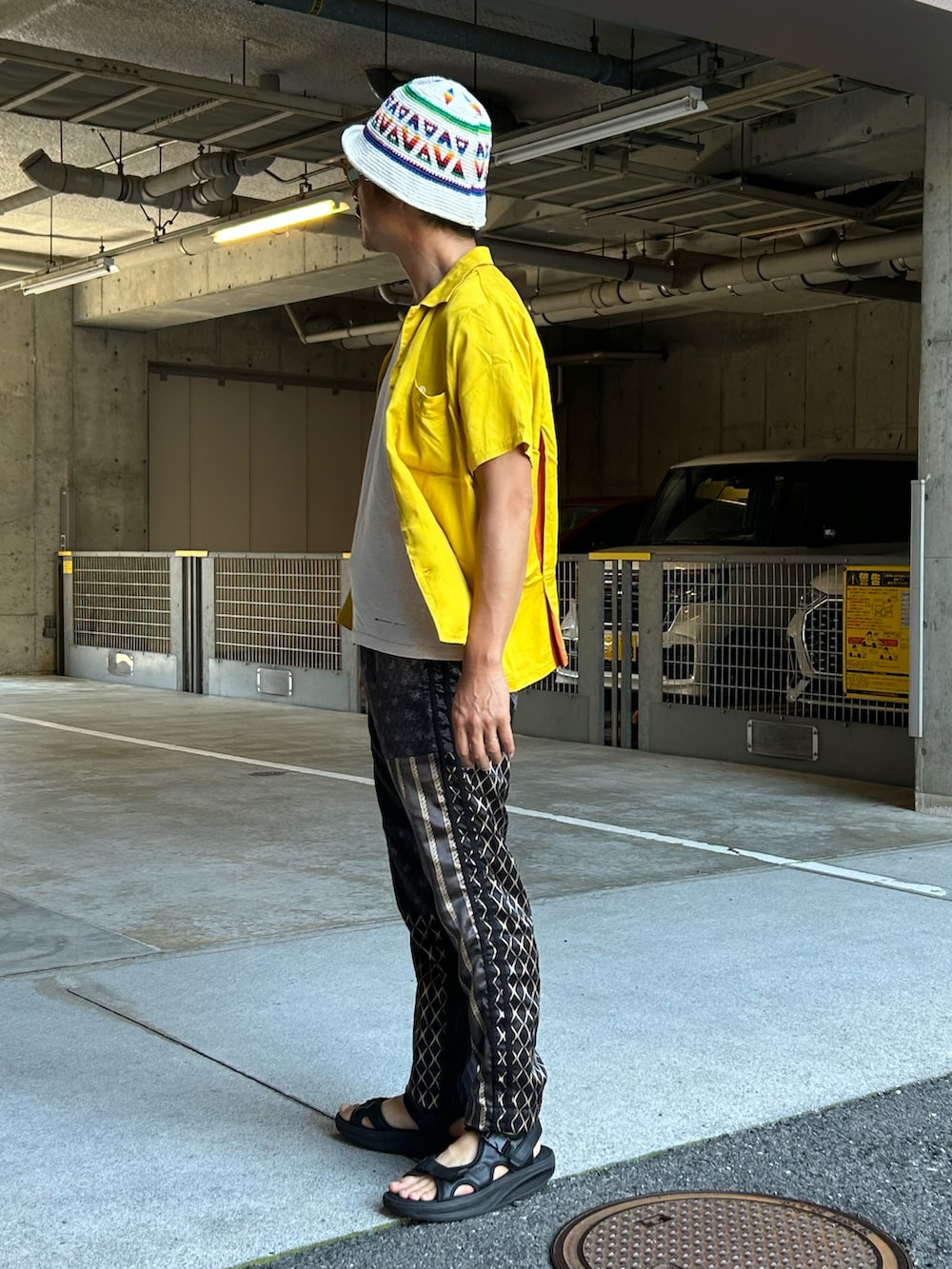「夏コーデ、ボーリングシャツ、柄パンツ、トラックパンツ、ゆるコーデ、バケットハット、厚底サンダル、リメイク」｜「TEN STRIKEのアイテム（シャツ/ブラウス、イエロー系）」を使った、yosukeさん（メンズ・168cm）の夏コーディネートの3枚目の写真