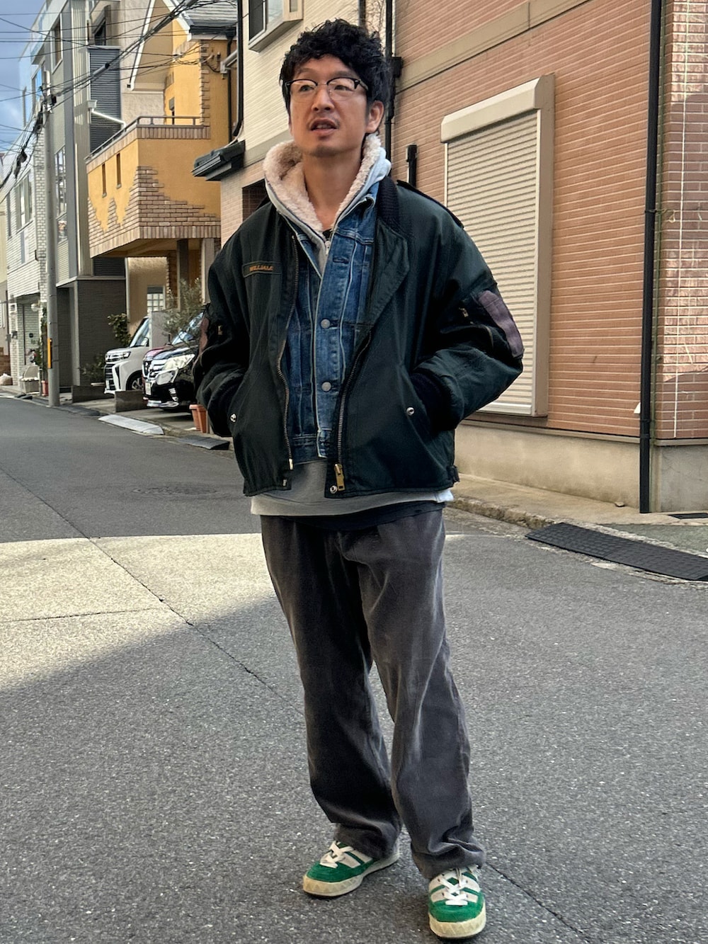 「レイヤードスタイル、MA-1、カナダ軍、ゆるコーデ、冬コーデ、ミリタリージャケット、コーデュロイパンツ、古着MIX、古着コーデ、adidas」｜「VINTAGEのアイテム（MA-1、ブルー系）」を使った、yosukeさん（メンズ・168cm）の冬コーディネートの3枚目の写真