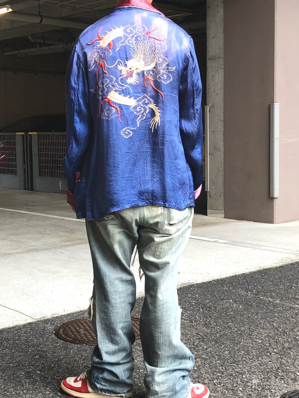 「デニムっていいよね、古着、ブートTシャツ、初夏コーデ、ゆるコーデ、古着MIX、アメカジコーデ、スカジャン、メガネ男子」｜「GILDANのアイテム（Tシャツ/カットソー、ブラック系）」を使った、yosukeさん（メンズ・168cm）の夏コーディネートの4枚目の写真