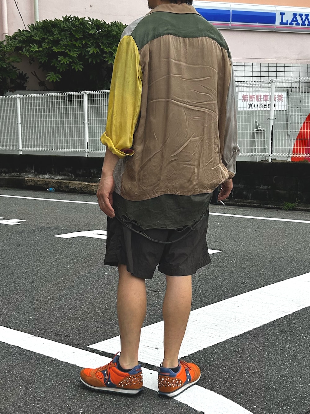 「柄シャツ、レイヤードスタイル、夏コーデ、ダメージ、クレイジーパターン、オープンカラーシャツ、ハーフパンツ、初夏コーデ、ショートパンツ、ゆるコーデ」｜「udaのアイテム（パンツ、ブラック系）」を使った、yosukeさん（メンズ・168cm）の夏コーディネートの3枚目の写真