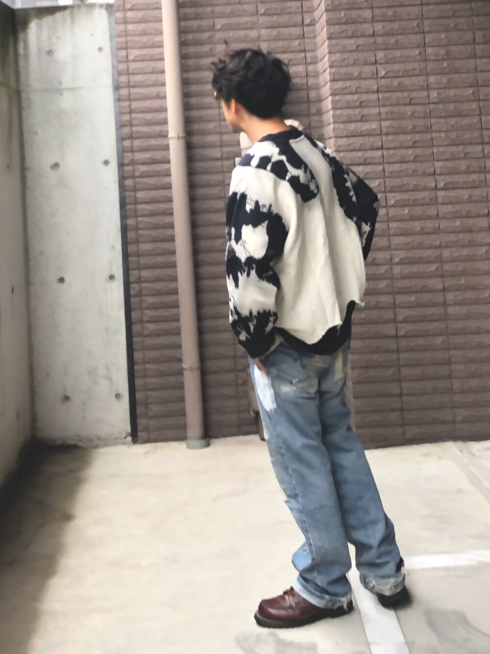 「ゆるコーデ、革靴、ダメージ、春コーデ、レイヤードスタイル、ボロボロ、タイダイ柄、メガネ男子、リメイク、デニムっていいよね」｜「Levi'sのアイテム（デニムパンツ、ブルー系）」を使った、yosukeさん（メンズ・168cm）の春コーディネートの3枚目の写真