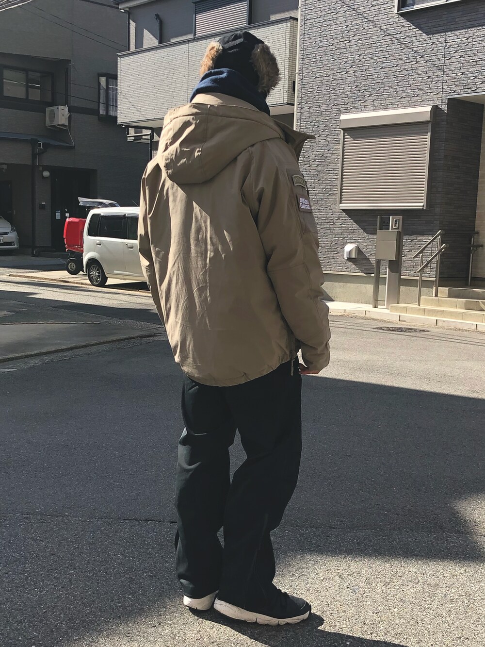 「冬コーデ、レイヤードスタイル、ベスト×パーカー、ベスト、アウトドアスタイル、ゆるコーデ、フライトキャップ、大人カジュアル」｜「ABU GARCIAのAbu Garcia × is-ness/アブガルシア×イズネス　CLOUD PADDING JACKET クラウドパディングジャケット（ダウンジャケット/コート、ベージュ系）」を使った、yosukeさん（メンズ・168cm）の冬コーディネートの4枚目の写真