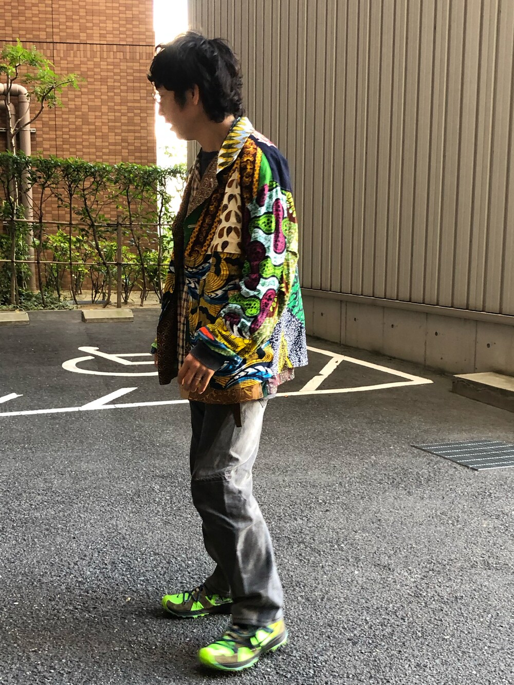 「大人カジュアル、柄シャツ、レイヤードスタイル、古着MIX、ブラックデニム、ゆるコーデ、リメイク、秋コーデ」｜「inkのアイテム（デニムパンツ、ブラック系）」を使った、yosukeさん（メンズ・168cm）の秋コーディネートの4枚目の写真