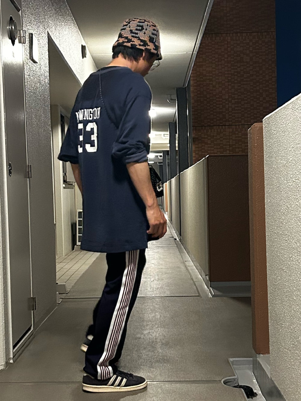 「スポーツミックス、春コーデ、トラックパンツ、ナンバリング、ナンバリングT、フットボールTシャツ、バケットハット、めがね」｜「JOURNAL STANDARDの【MASON/メイソン】フットボールTシャツ（Tシャツ/カットソー、ブルー系）」を使った、yosukeさん（メンズ・168cm）の夏コーディネートの3枚目の写真